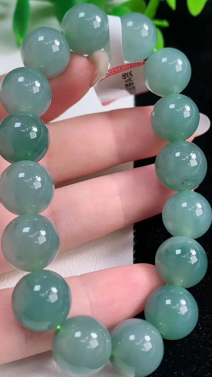 天然A货翡翠圆珠手串，尺寸12.2-16颗，重量:50.13g10月9日
工厂直销收藏佳品,种好水足，色泽均匀，有种有色，上手高大气！