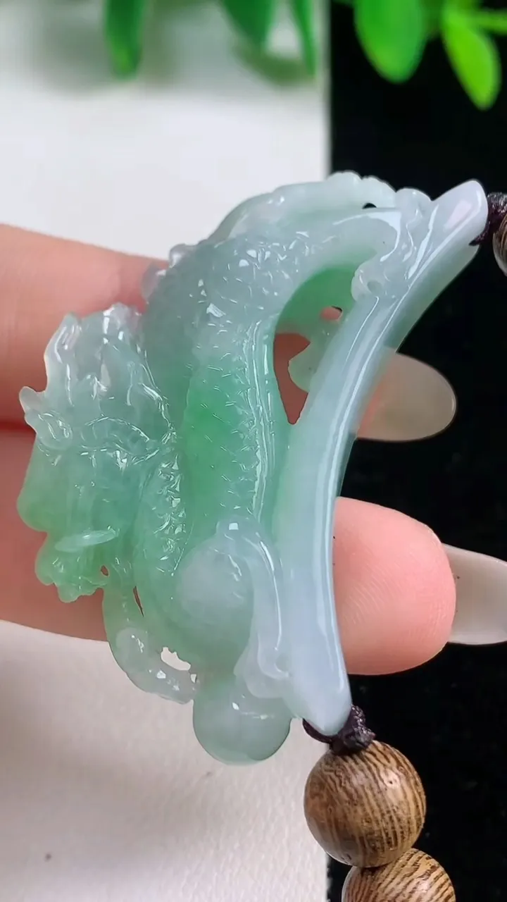 天然A货翡翠麒麟手串，尺寸43.4-9.5-24.7，重量:21.49g10月9日
工厂直销收藏佳品,种好水足，色泽均匀，有种有色，上手高大气！