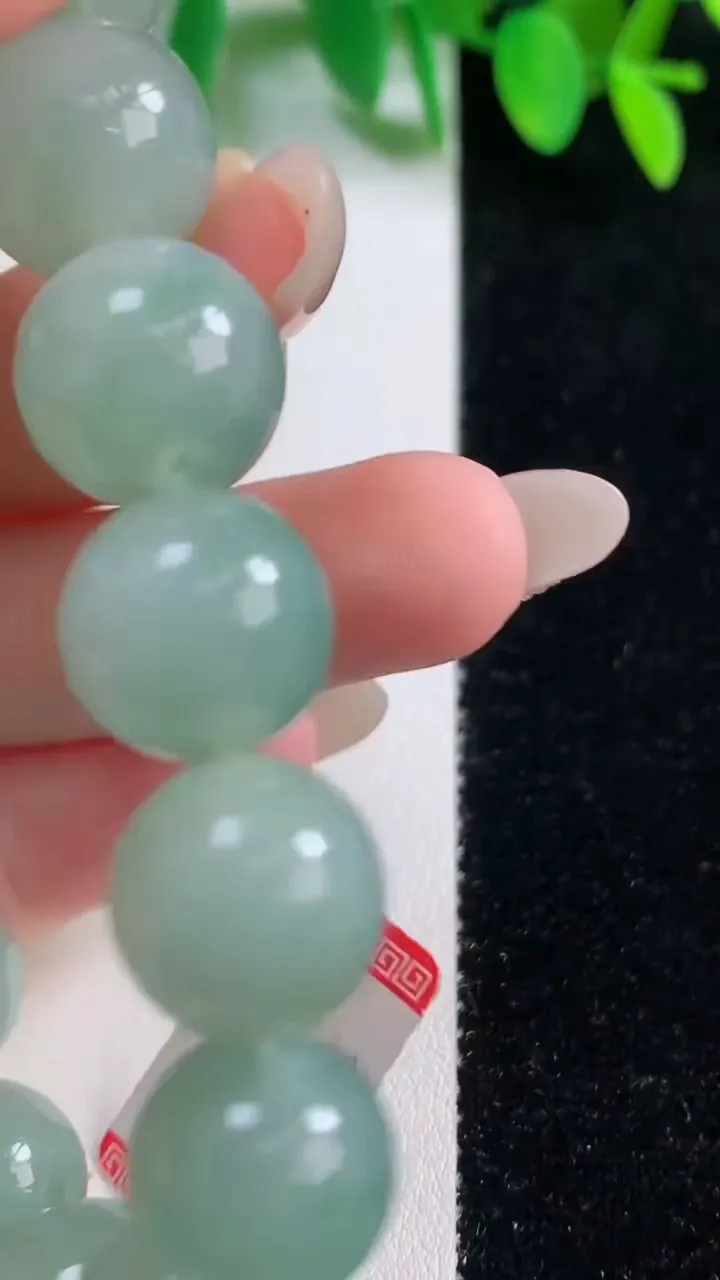 天然A货翡翠圆珠手串，尺寸12.9-16颗，重量:56.98g10月9日
工厂直销收藏佳品,种好水足，色泽均匀，有种有色，上手高大气！