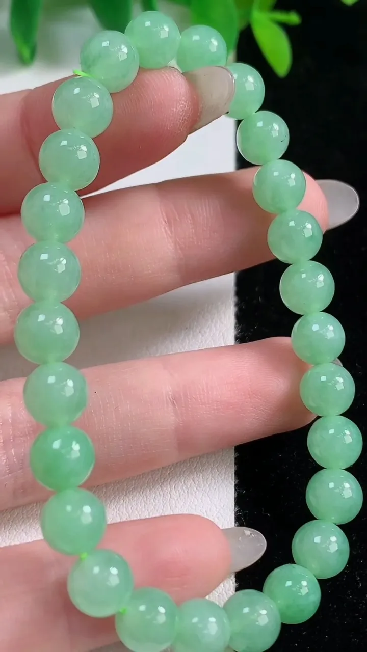 天然A货翡翠圆珠手串，尺寸6.9-26颗，重量:16.43g10月9日
工厂直销收藏佳品,种好水足，色泽均匀，有种有色，上手高大气！