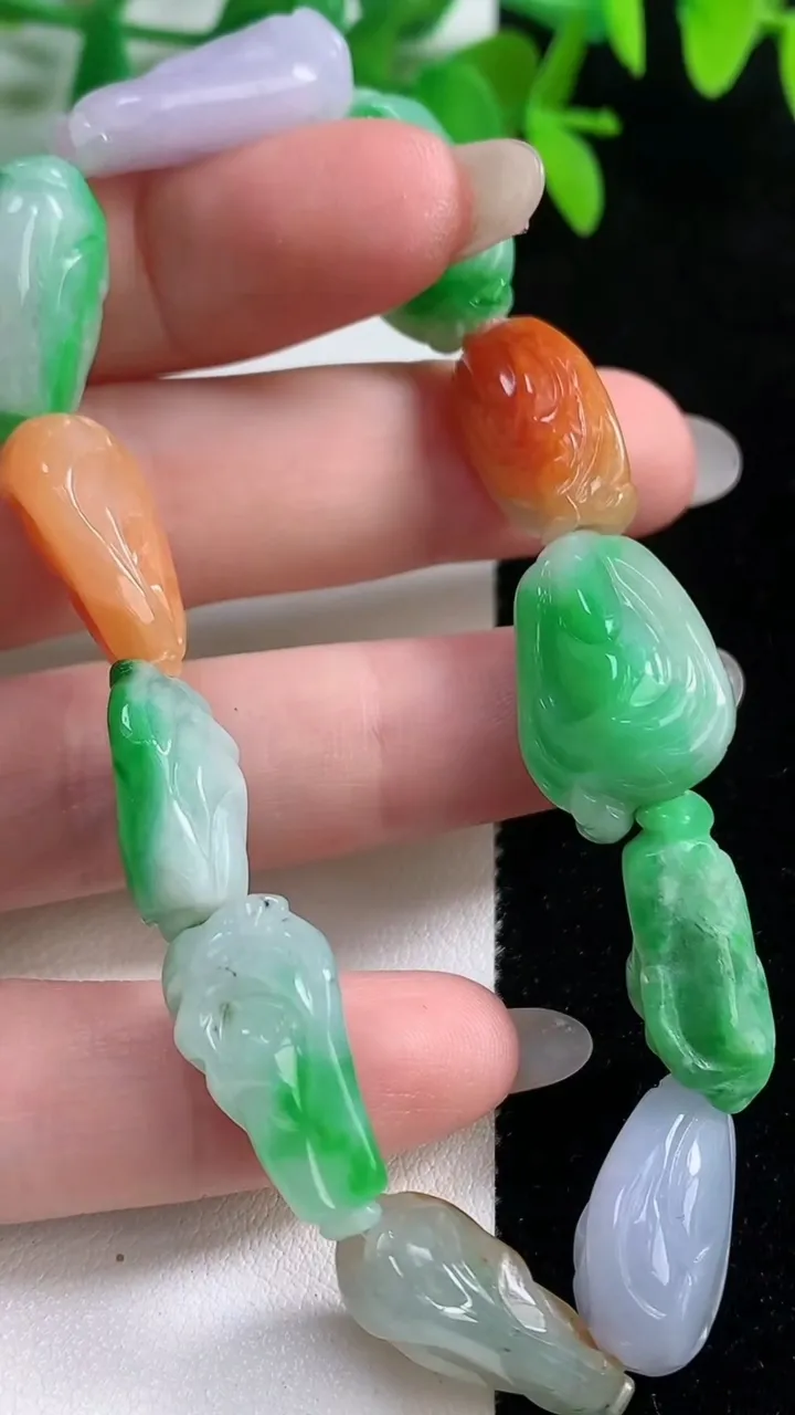 天然A货翡翠三彩白菜手串，尺寸18.8-12.6-6-11颗，重量:3.33g10月9日
工厂直销收藏佳品,种好水足，色泽均匀，有种有色，上手高大气！