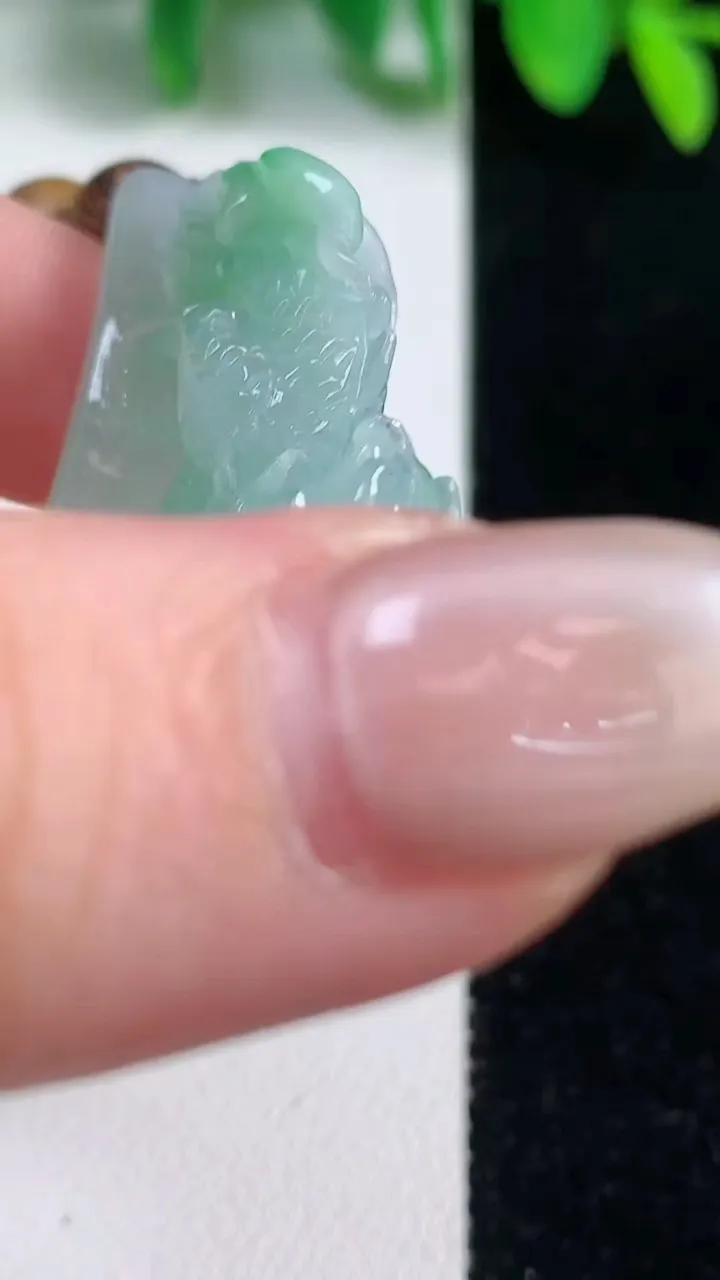 天然A货翡翠麒麟手串，尺寸43.4-9.5-24.7，重量:21.49g10月9日
工厂直销收藏佳品,种好水足，色泽均匀，有种有色，上手高大气！