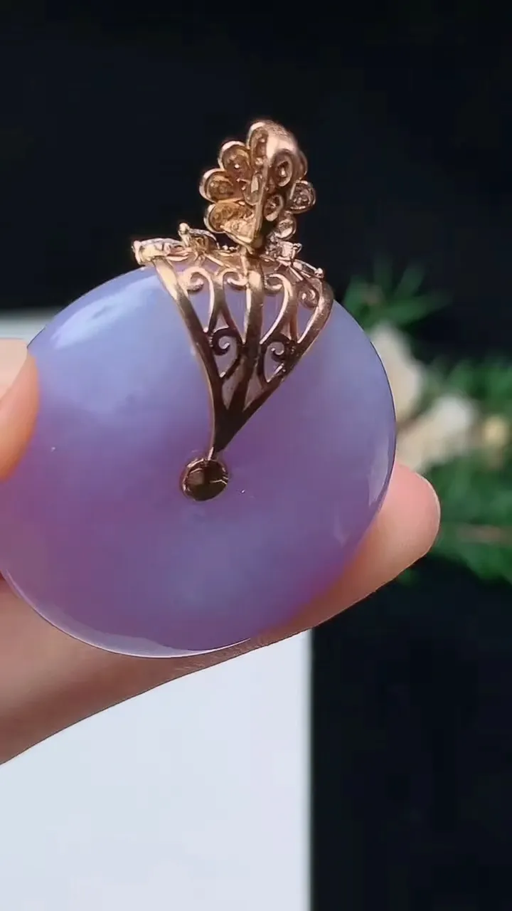 天然A货翡翠k金紫罗兰平安扣吊坠，尺寸31.7-8.5，重量:20.30g
10月12日