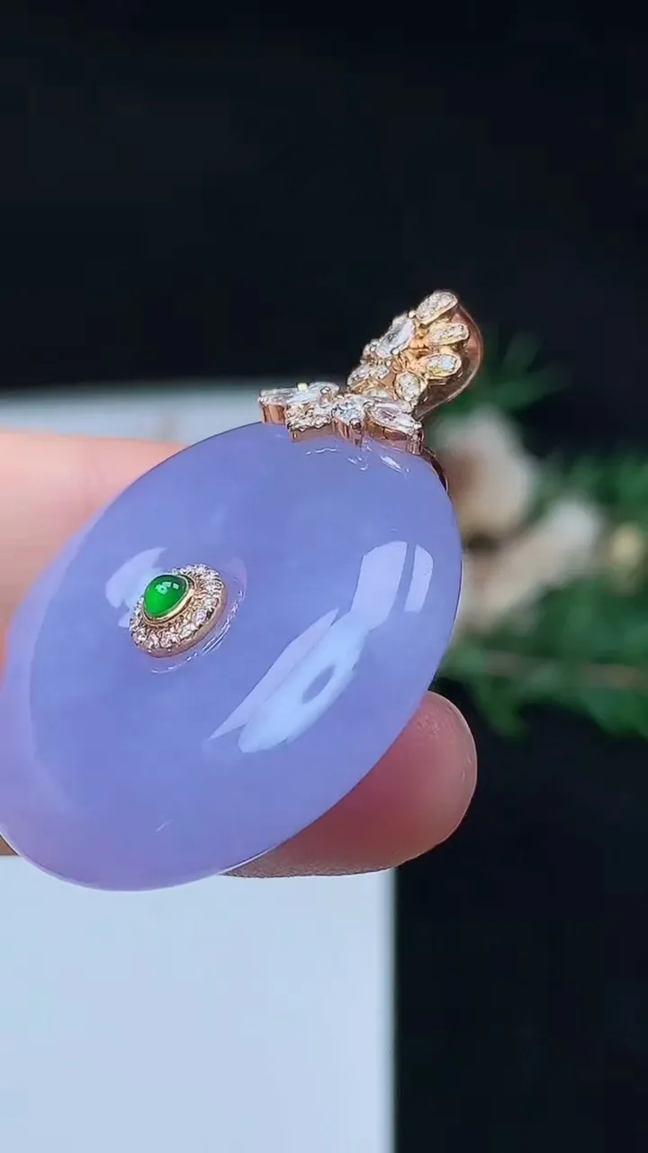 天然A货翡翠k金紫罗兰平安扣吊坠，尺寸31.7-8.5，重量:20.30g
10月12日