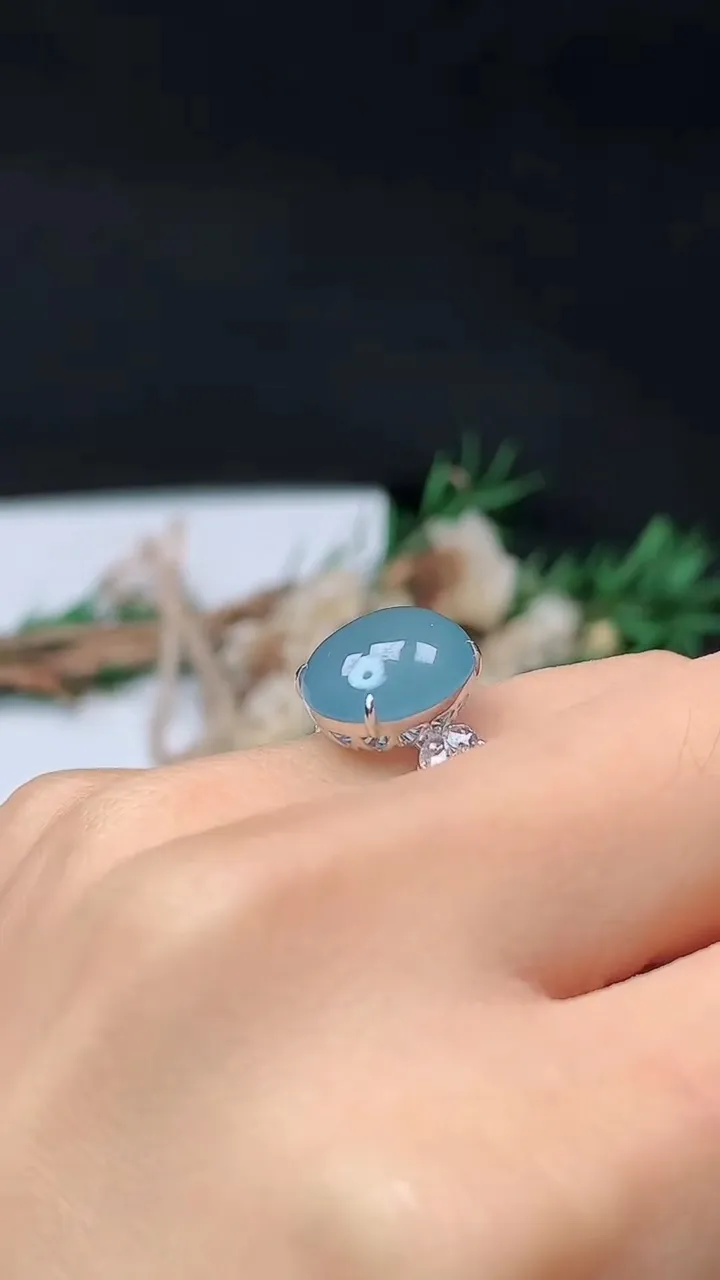 天然A货翡翠紫罗兰蛋面戒指，尺寸17-12.5-11.2，重量:3.25g2025年10月12日
工厂直销收藏佳品,种好水足，色泽均匀，有种有色，上手高大气！