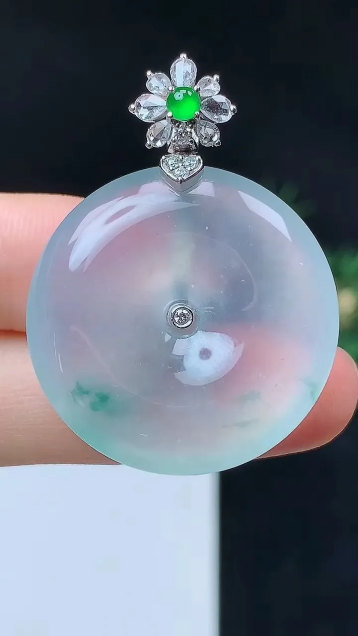 天然A货翡翠飘花平安扣吊坠，尺寸29-6.4，重量:11.84g
10月12日
