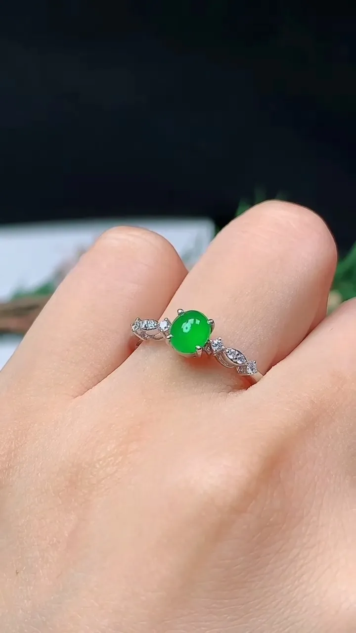 天然A货翡翠蛋面戒指，尺寸16.4-5.5-4.8，重量:2.00g2025年10月12日
工厂直销收藏佳品,种好水足，色泽均匀，有种有色，上手高大气！