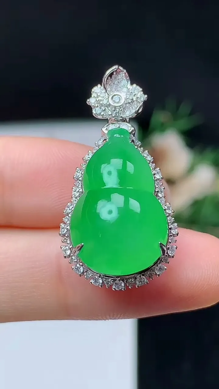 天然A货翡翠葫芦吊坠，尺寸31.6-16-13.9
10月12日