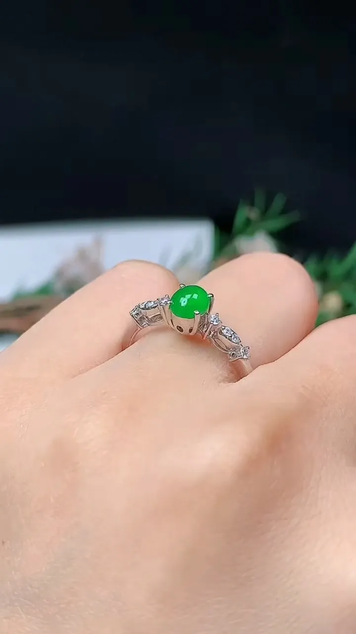天然A货翡翠蛋面戒指，尺寸16.4-5.5-4.8，重量:2.00g2025年10月12日
工厂直销收藏佳品,种好水足，色泽均匀，有种有色，上手高大气！