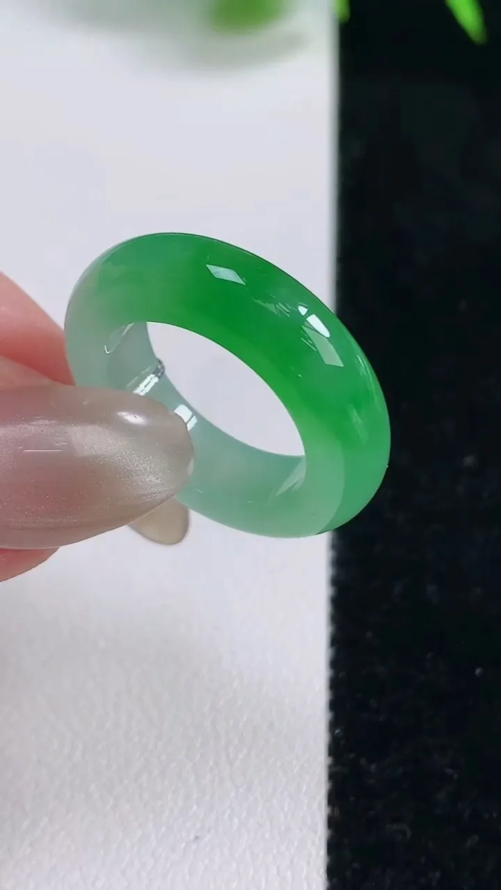 天然A货翡翠指环 戒指，尺寸16.8-6-4.3，重量:5.29g2025年10月12日
工厂直销收藏佳品,种好水足，色泽均匀，有种有色，上手高大气！