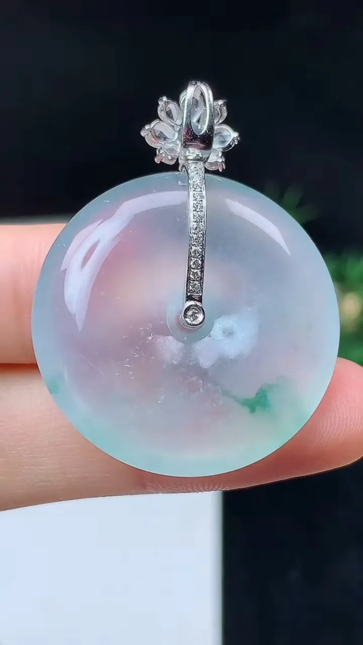 天然A货翡翠飘花平安扣吊坠，尺寸29-6.4，重量:11.84g
10月12日