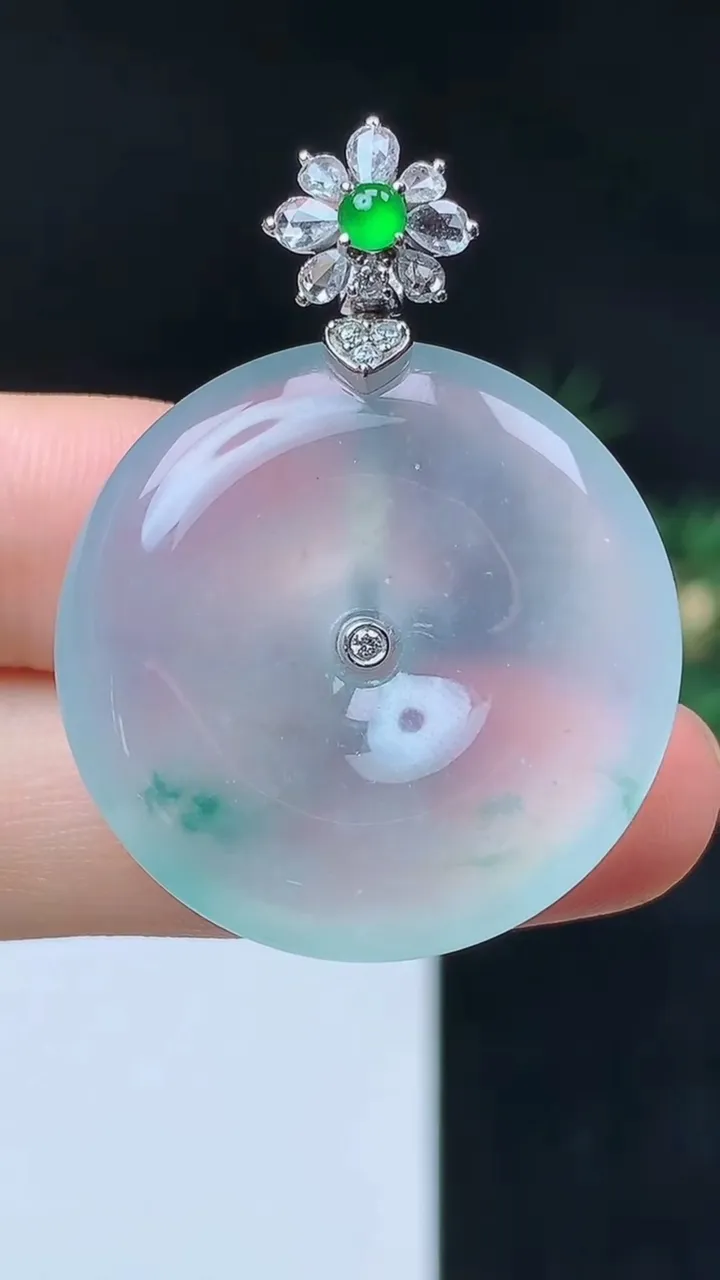 天然A货翡翠飘花平安扣吊坠，尺寸29-6.4，重量:11.84g
10月12日