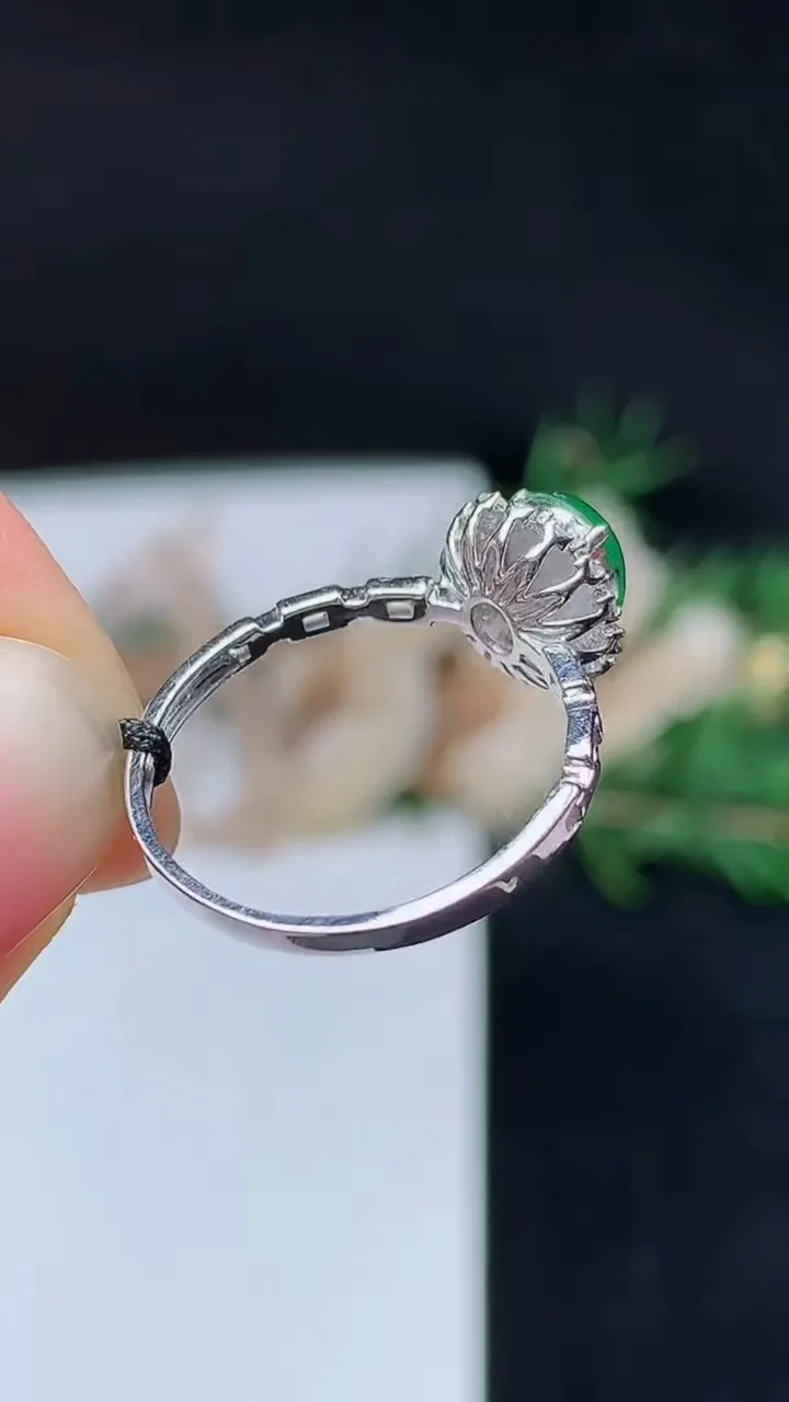 天然A货翡翠蛋面戒指，尺寸16.9-6.7-6，重量:1.88g2025年10月12日
工厂直销收藏佳品,种好水足，色泽均匀，有种有色，上手高大气！