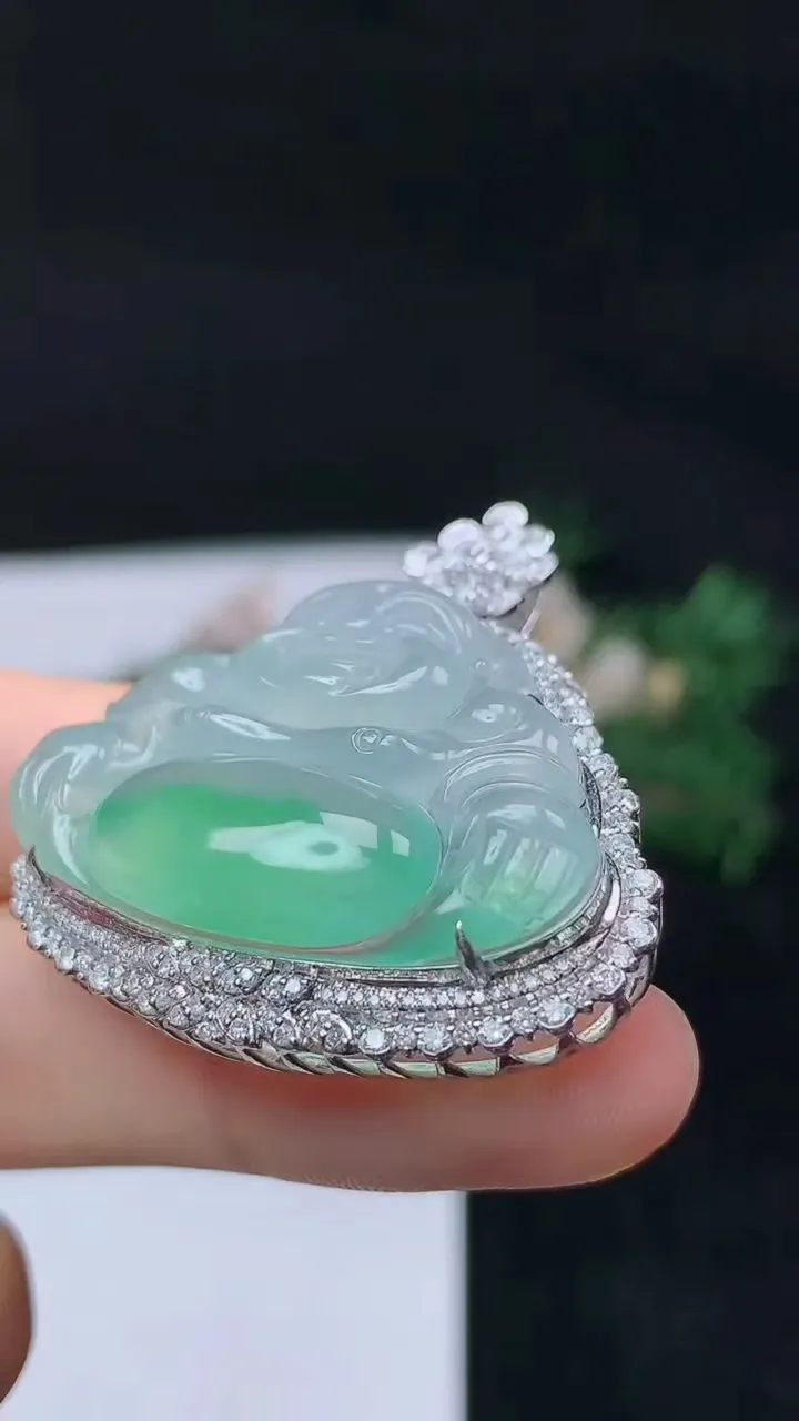 天然A货翡翠佛公吊坠，尺寸39.4-38.6-13.3，裸石23.3-34.2，重量:12.30g
10月12日