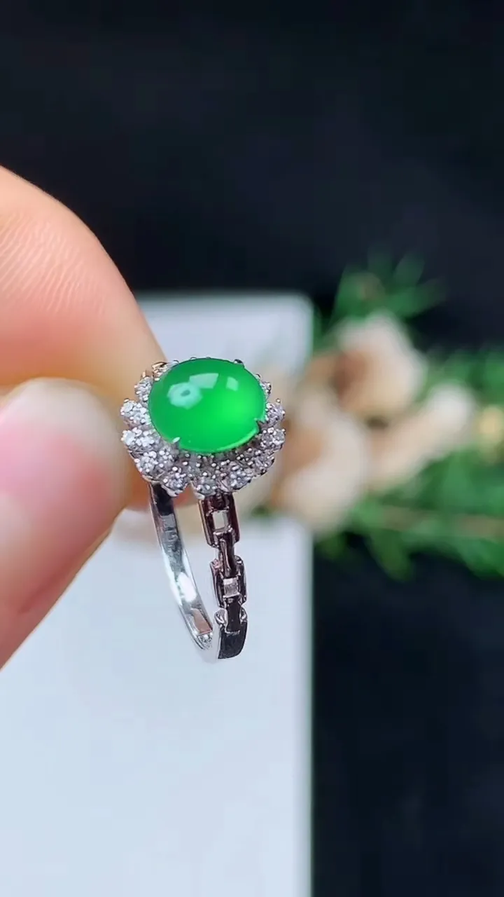 天然A货翡翠蛋面戒指，尺寸16.9-6.7-6，重量:1.88g2025年10月12日
工厂直销收藏佳品,种好水足，色泽均匀，有种有色，上手高大气！
