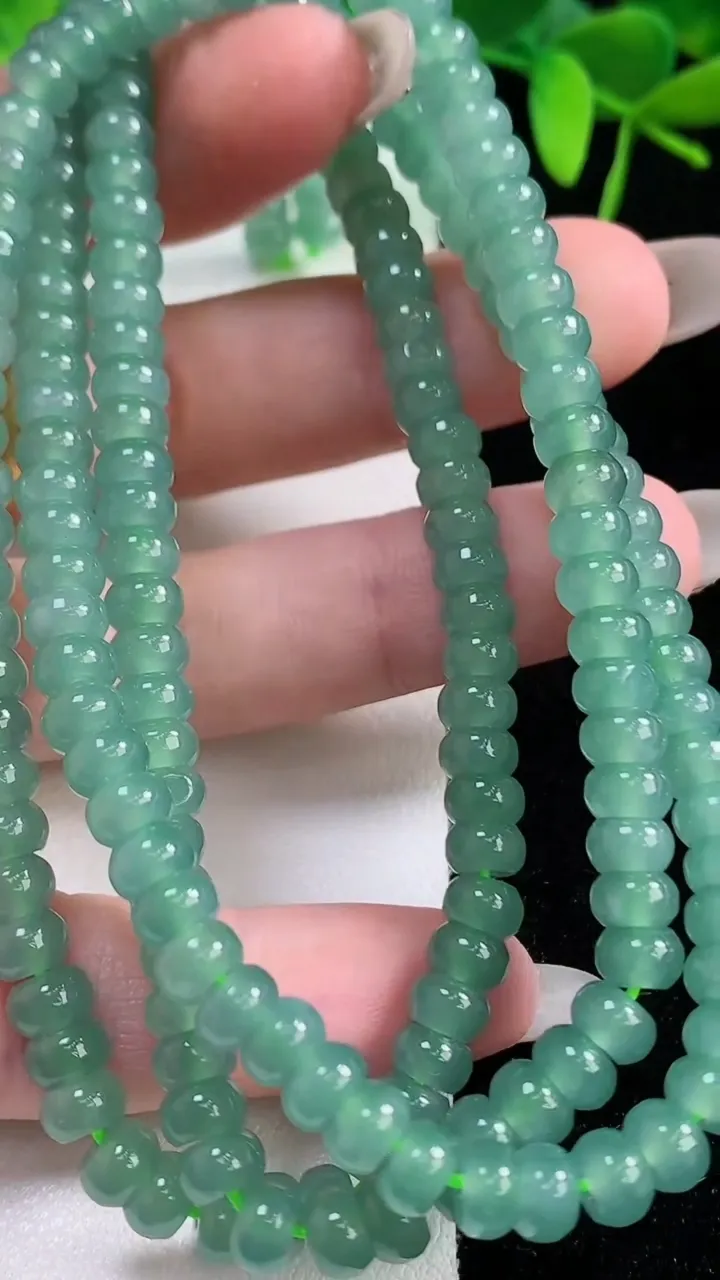 天然A货翡翠算盘珠项链185颗，尺寸5.4-3，重量:42.18g10月12日
工厂直销收藏佳品,种好水足，色泽均匀，有种有色，上手高大气！