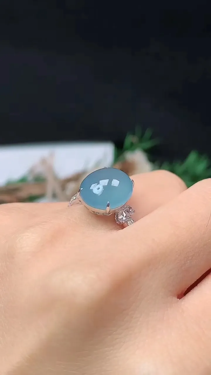 天然A货翡翠紫罗兰蛋面戒指，尺寸17-12.5-11.2，重量:3.25g2025年10月12日
工厂直销收藏佳品,种好水足，色泽均匀，有种有色，上手高大气！