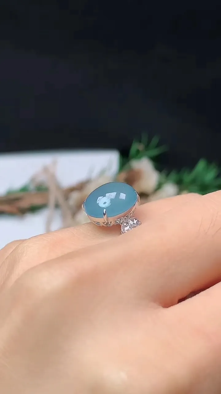 天然A货翡翠紫罗兰蛋面戒指，尺寸17-12.5-11.2，重量:3.25g2025年10月12日
工厂直销收藏佳品,种好水足，色泽均匀，有种有色，上手高大气！