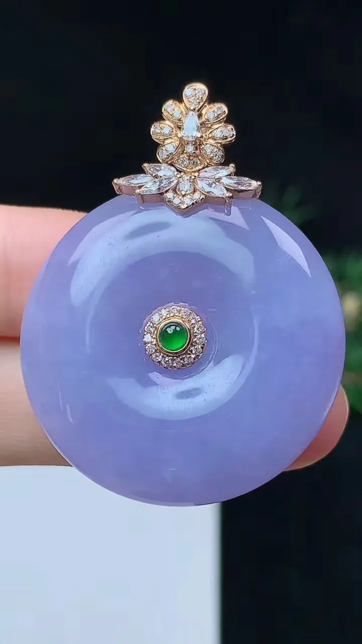 天然A货翡翠k金紫罗兰平安扣吊坠，尺寸31.7-8.5，重量:20.30g
10月12日