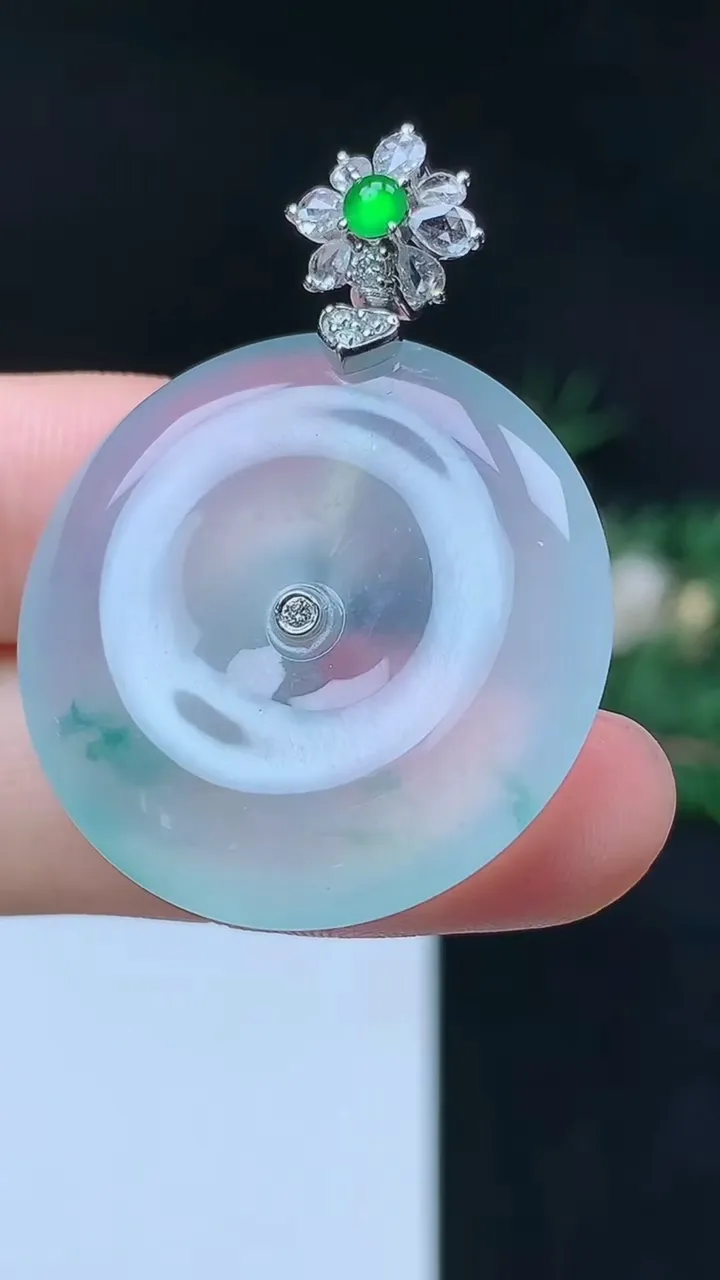 天然A货翡翠飘花平安扣吊坠，尺寸29-6.4，重量:11.84g
10月12日