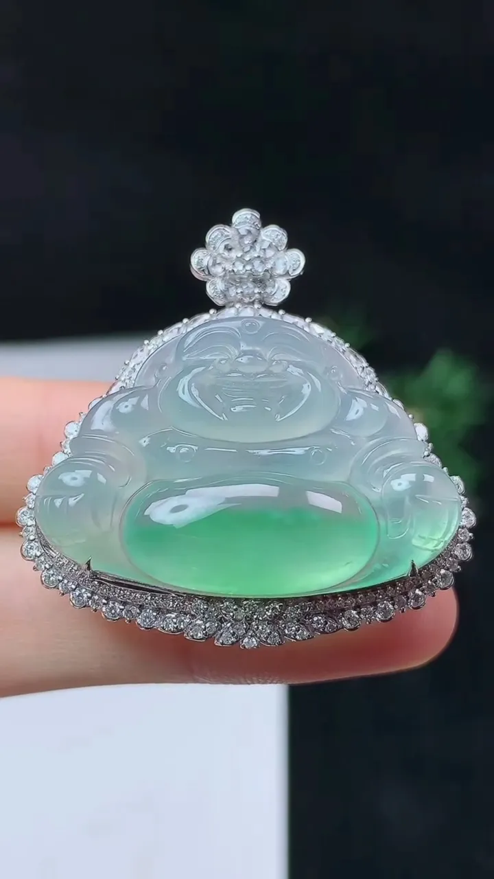 天然A货翡翠佛公吊坠，尺寸39.4-38.6-13.3，裸石23.3-34.2，重量:12.30g
10月12日