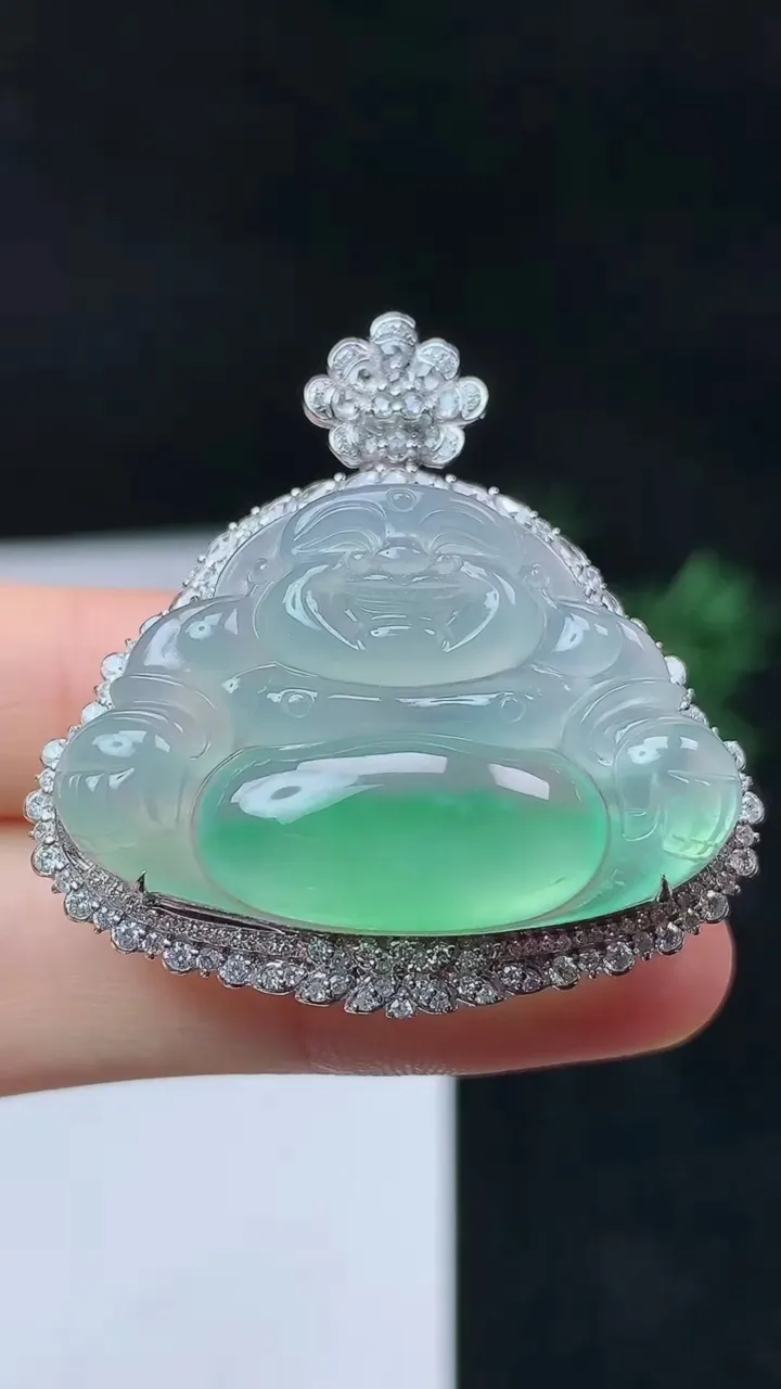 天然A货翡翠佛公吊坠，尺寸39.4-38.6-13.3，裸石23.3-34.2，重量:12.30g
