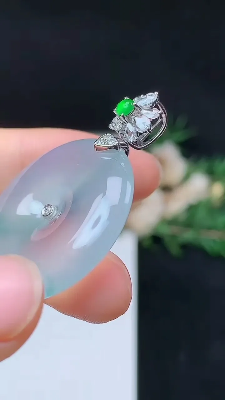 天然A货翡翠飘花平安扣吊坠，尺寸29-6.4，重量:11.84g
10月12日