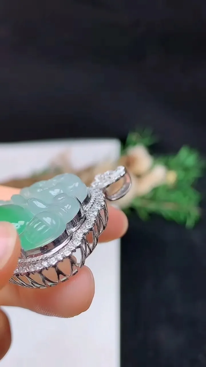 天然A货翡翠佛公吊坠，尺寸39.4-38.6-13.3，裸石23.3-34.2，重量:12.30g
10月12日