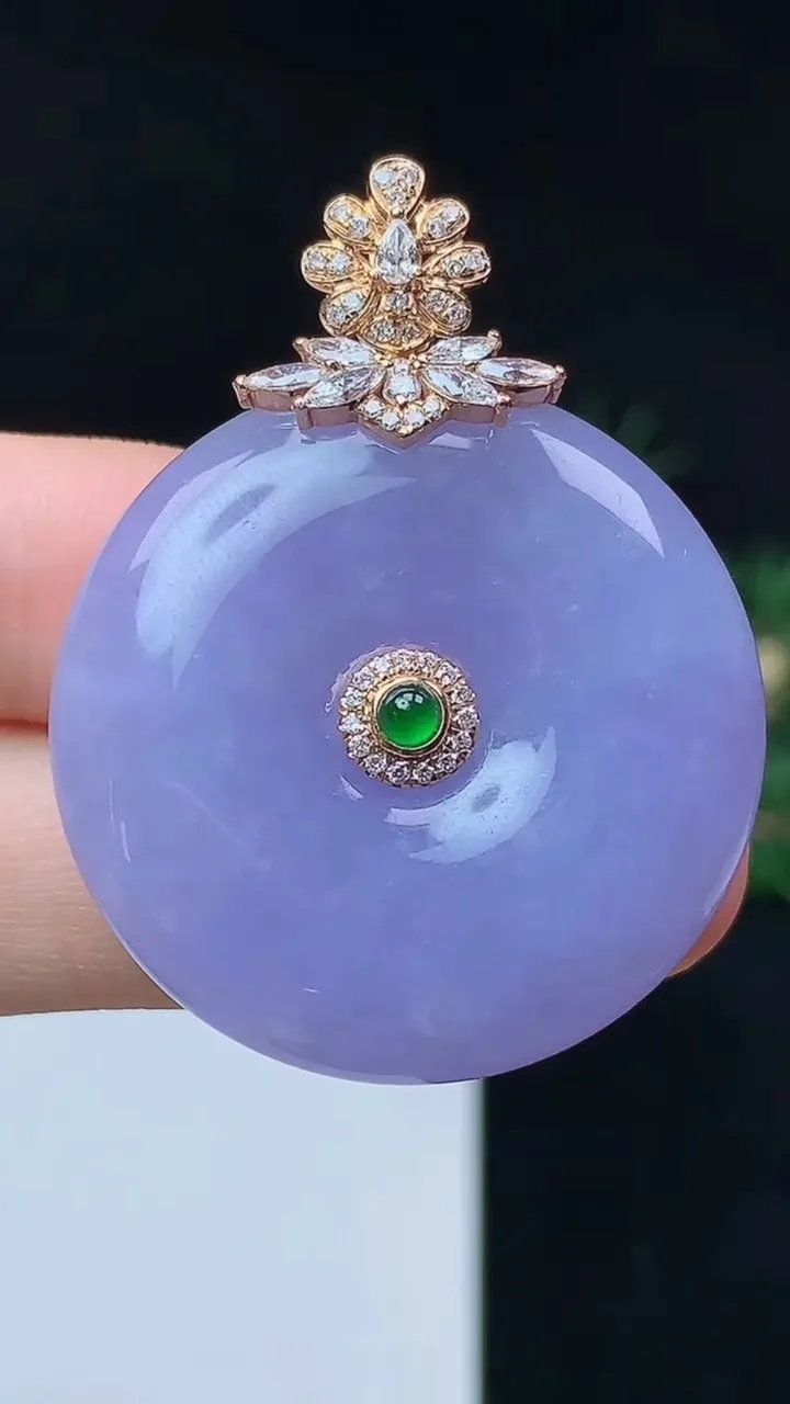 天然A货翡翠k金紫罗兰平安扣吊坠，尺寸31.7-8.5，重量:20.30g
10月12日