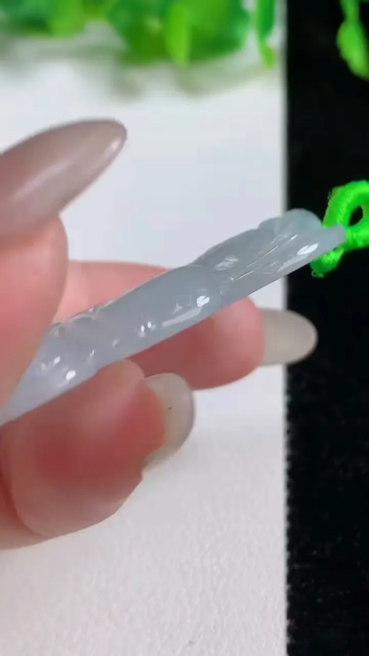 天然A货翡翠正装观音菩萨吊坠，尺寸48.2-33.4-6，重量:15.04g
10月13日