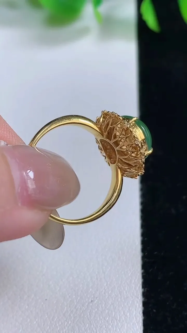 天然A货翡翠蛋面戒指，尺寸17.4-9.4-8.7，重量:3.27g2025年10月13日
工厂直销收藏佳品,种好水足，色泽均匀，有种有色，上手高大气！