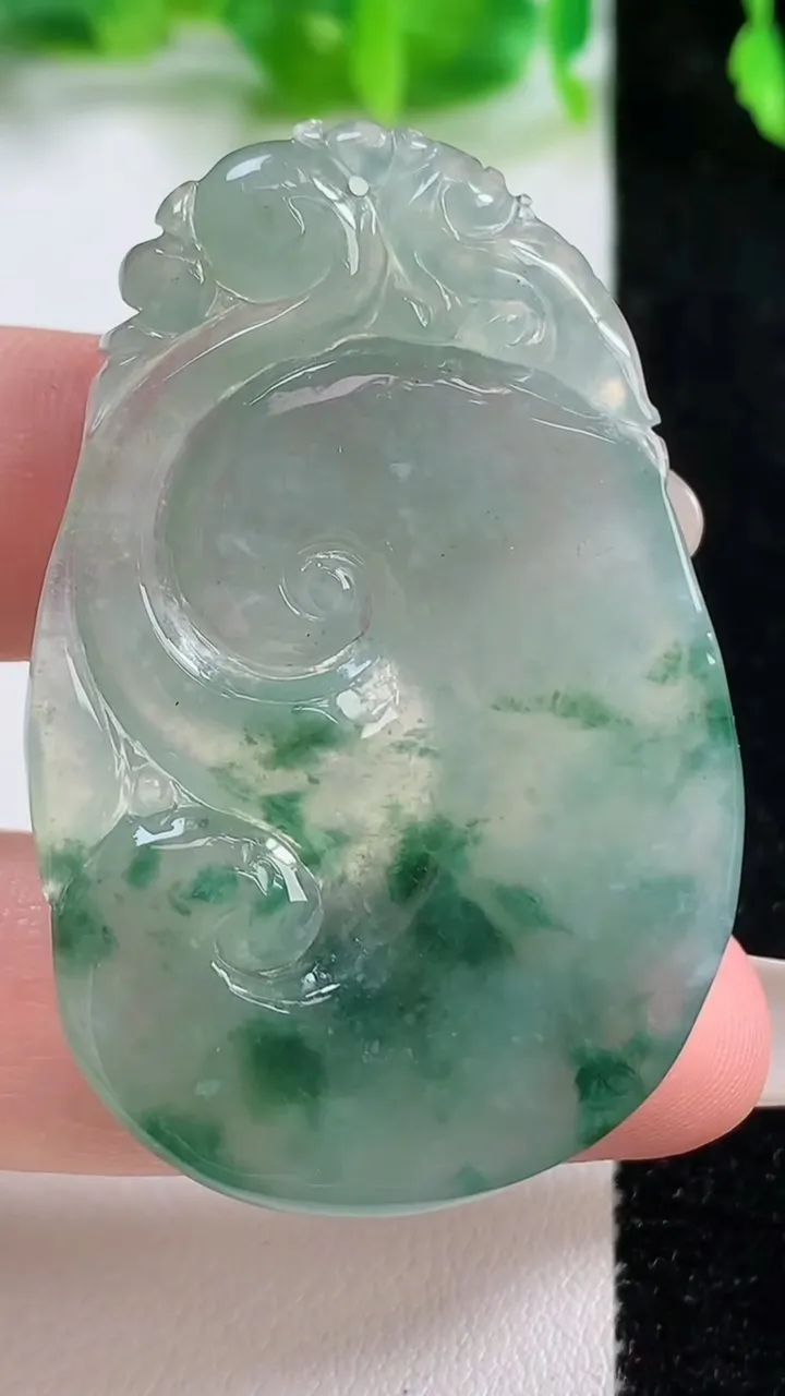 天然A货翡翠冰种飘花如意吊坠，尺寸49.2-31.6-5.2，重量:15.84g
10月13日