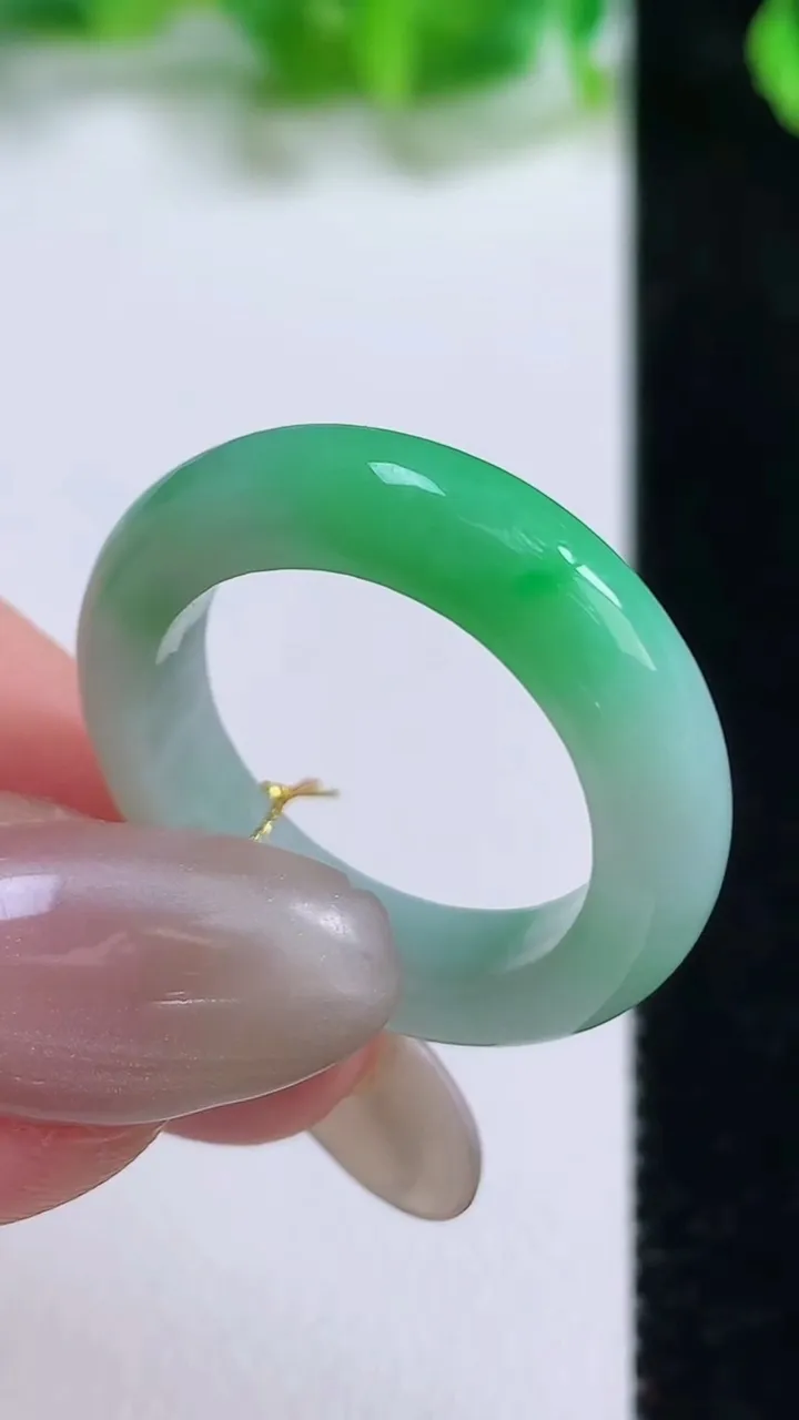 天然A货翡翠指环 戒指，尺寸18.4-5-3.7，重量:4.55g2025年10月13日
工厂直销收