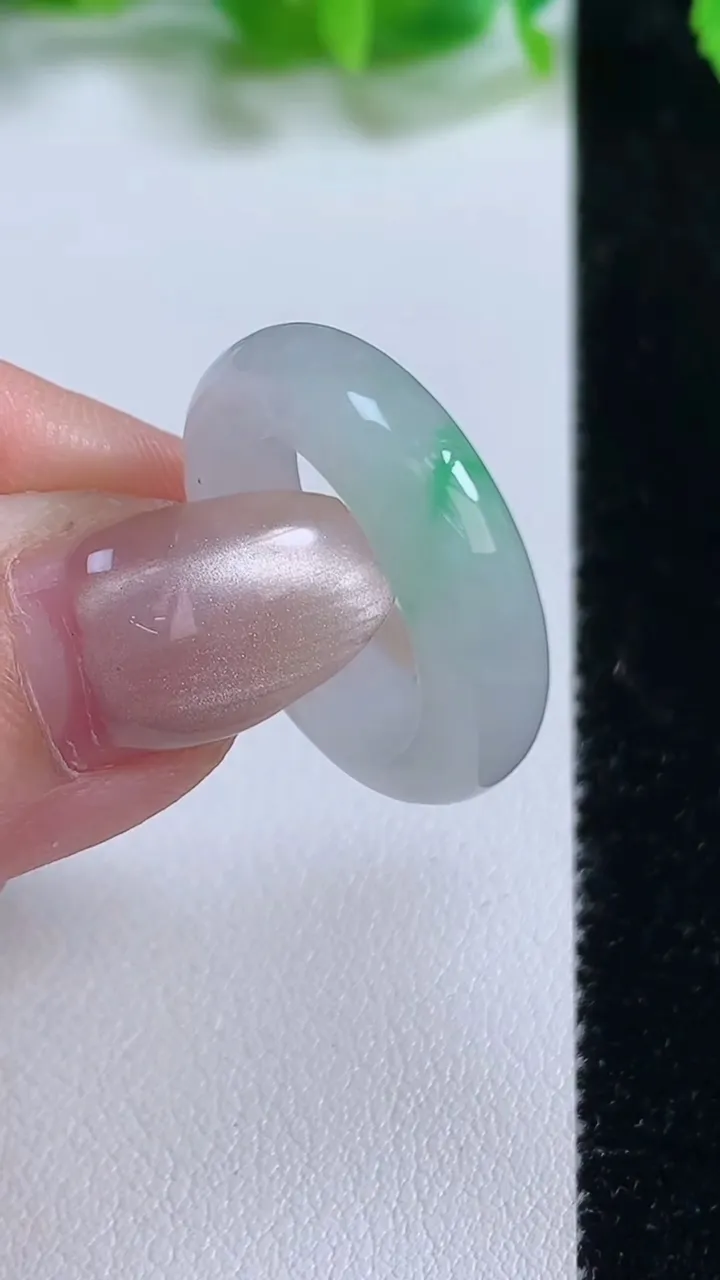 天然A货翡翠指环 戒指，尺寸17-5.6-3.4，重量:4.25g2025年10月13日
工厂直销收