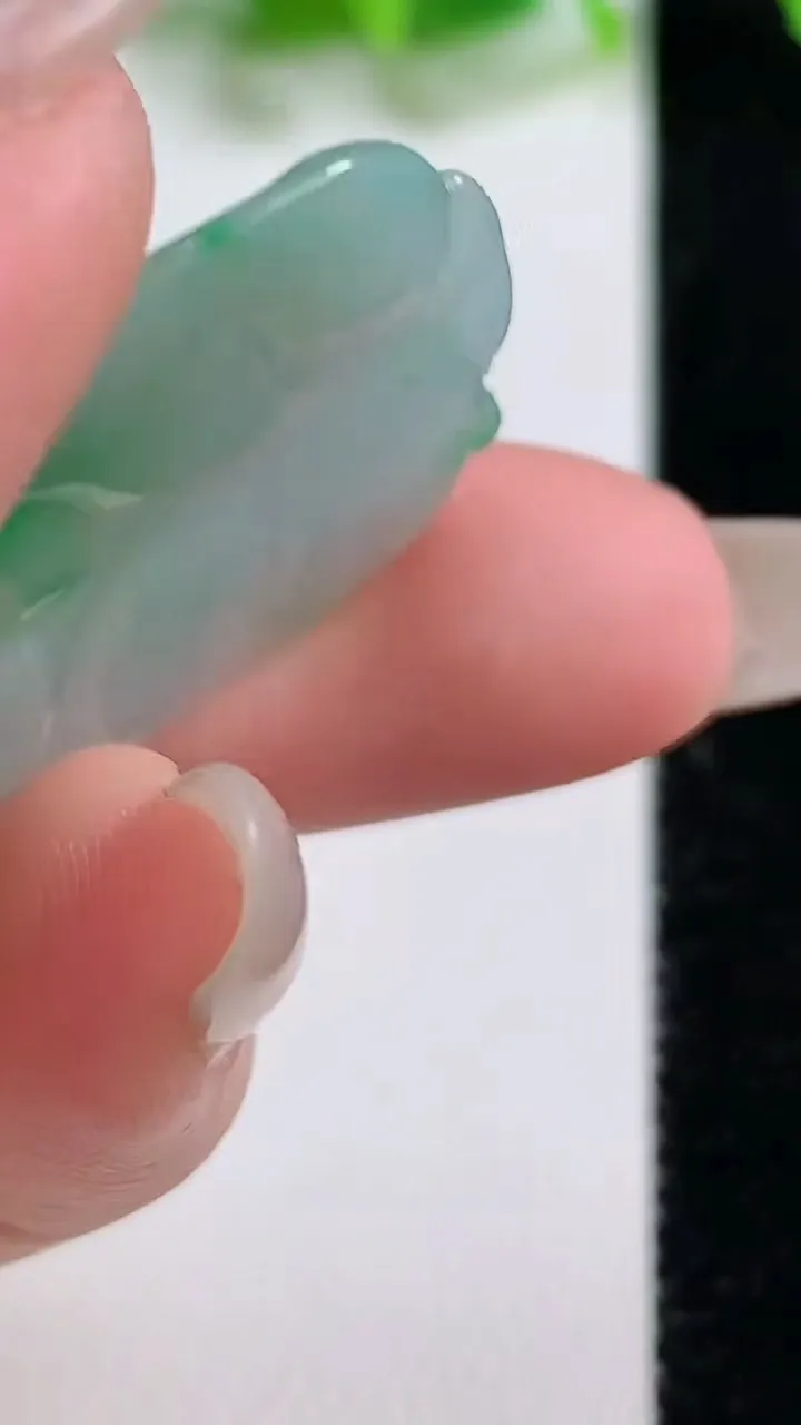 天然A货翡翠金枝玉叶 叶子吊坠，尺寸37-23-5，重量:6.37g
10月13日