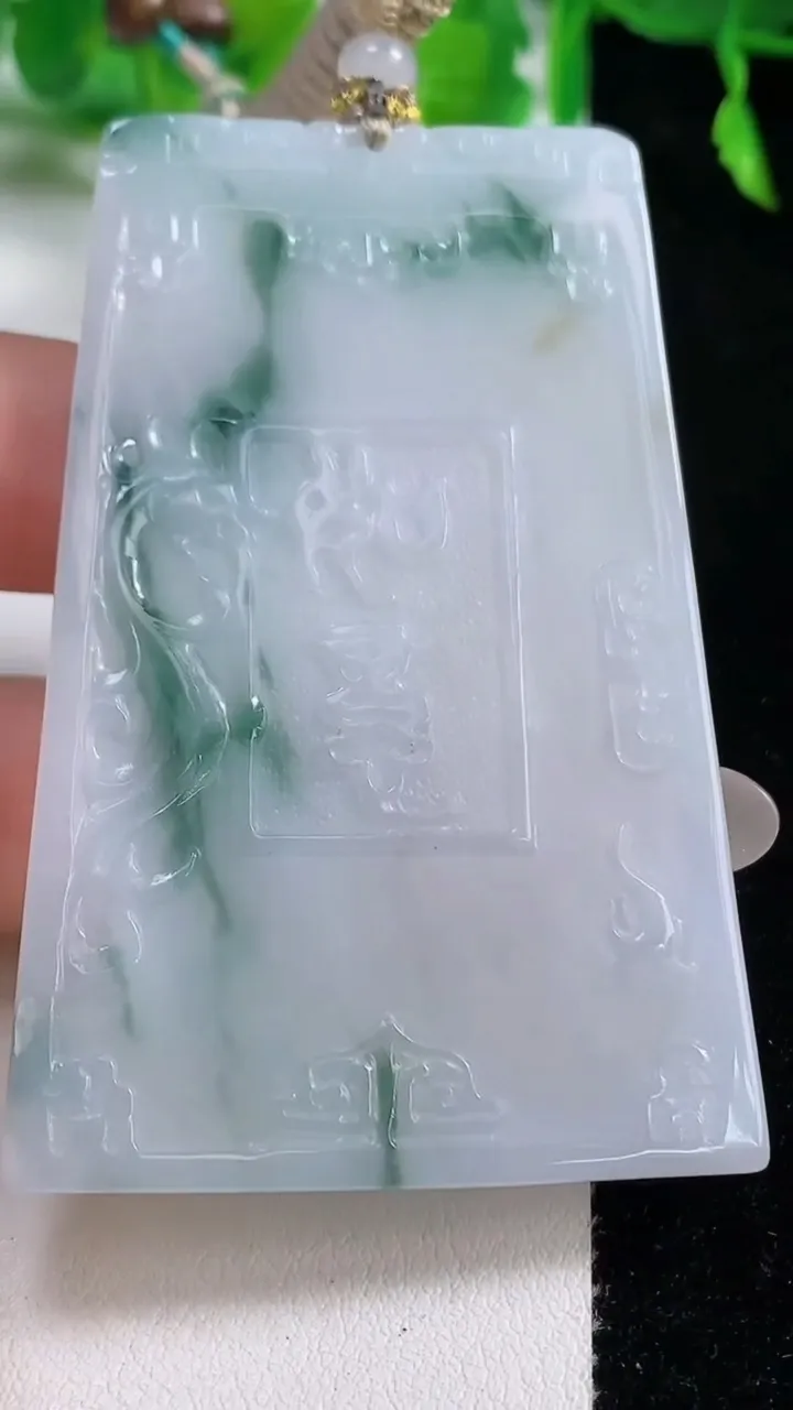 天然A货翡翠飘花仿古无事牌吊坠，尺寸63.3-42.2-5.2，重量:36.50g
10月13日