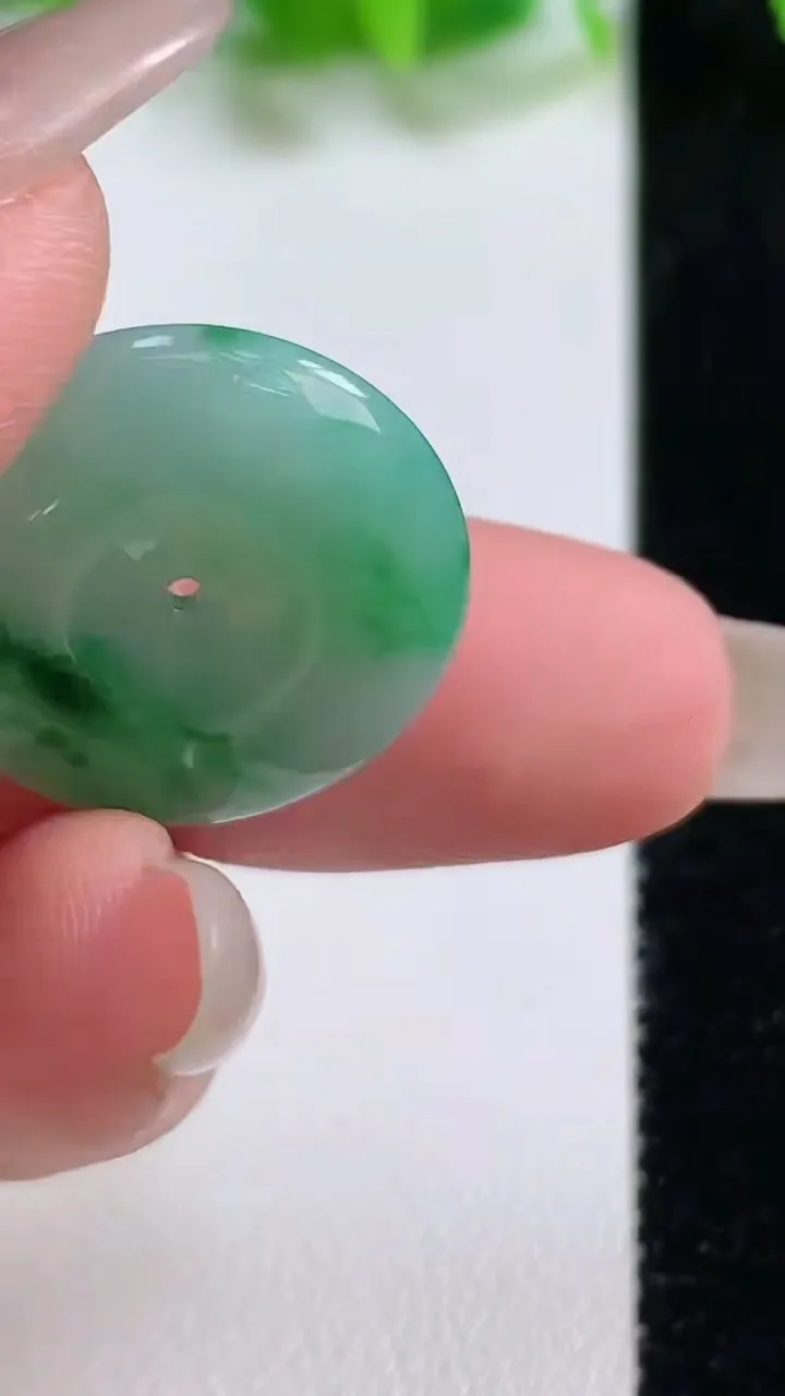 天然A货翡翠平安扣吊坠，尺寸21-5.5，重量:4.80g
10月13日