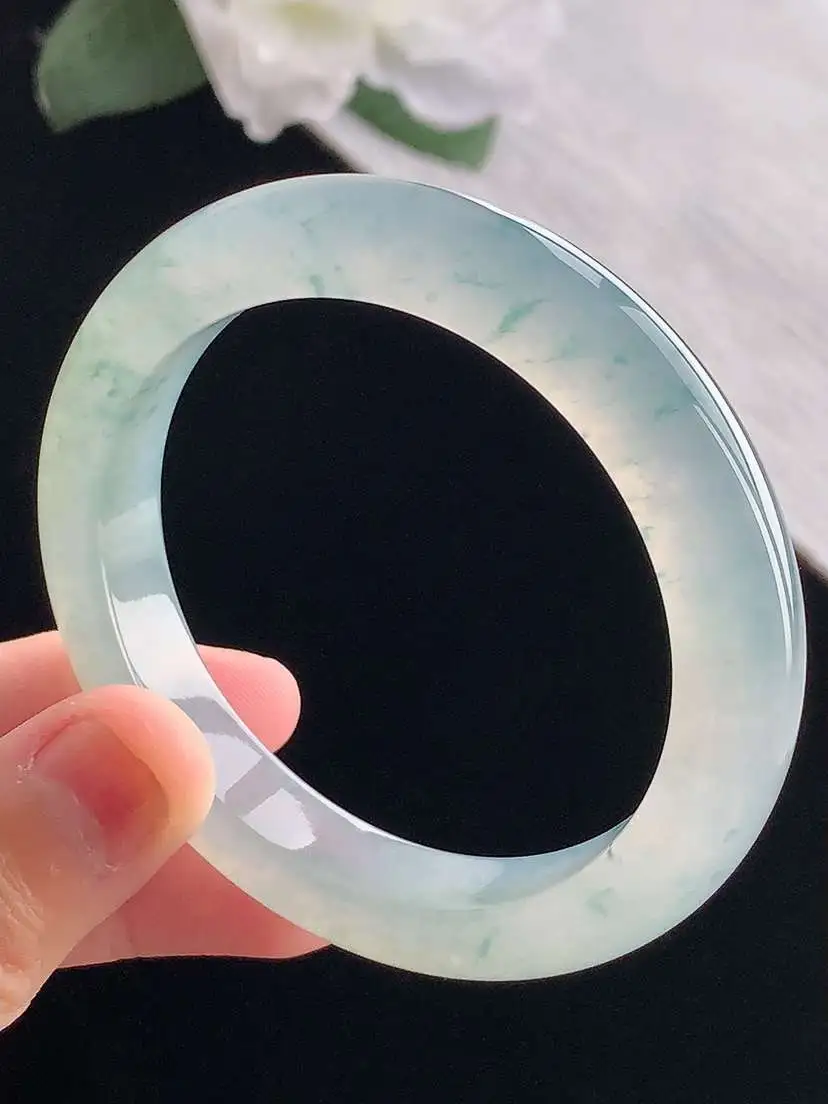 a货翡翠老坑冰种飘花正装正圈手镯52-53小圈口  尺寸52.3×10.4×8.5mm 重量48.0