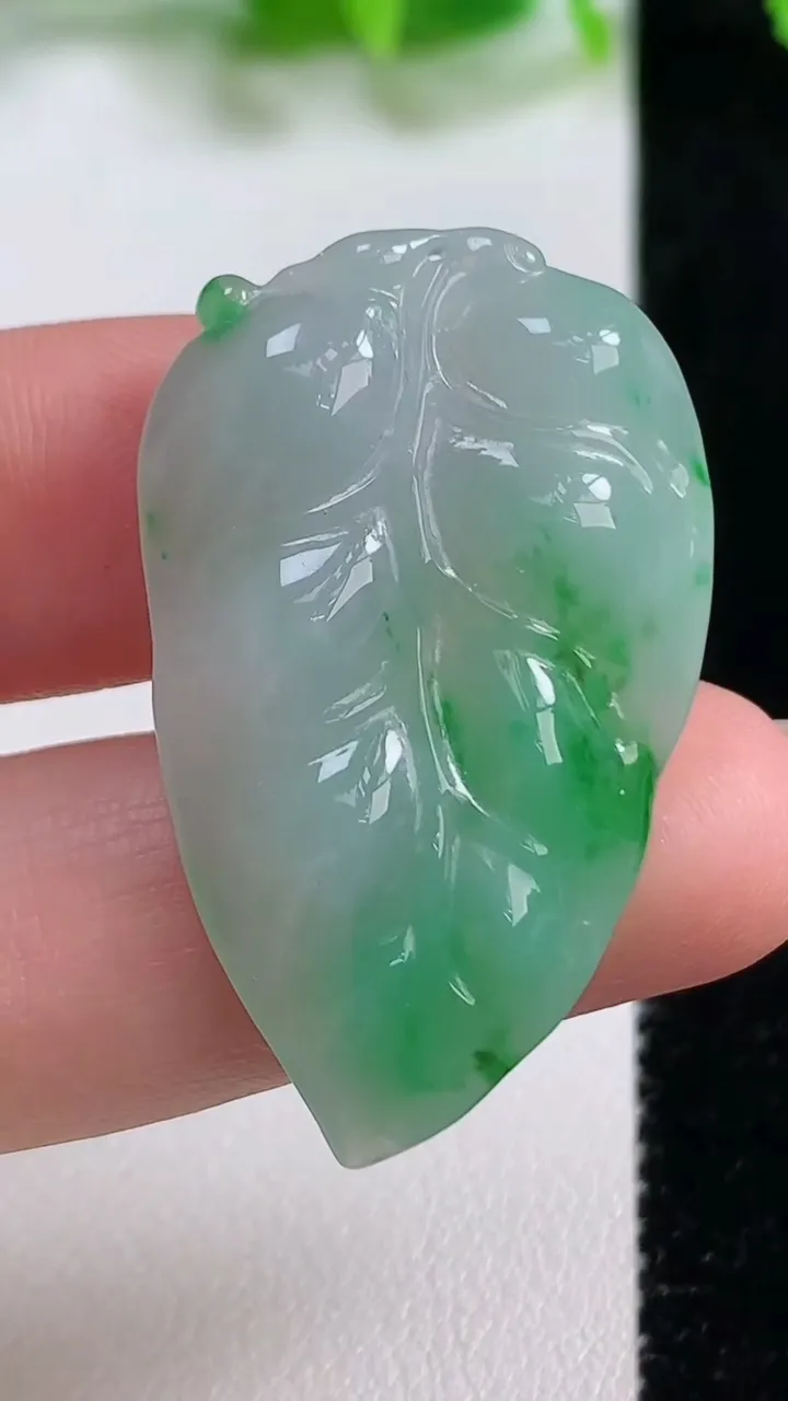 天然A货翡翠金枝玉叶 叶子吊坠，尺寸37-23-5，重量:6.37g
10月13日
