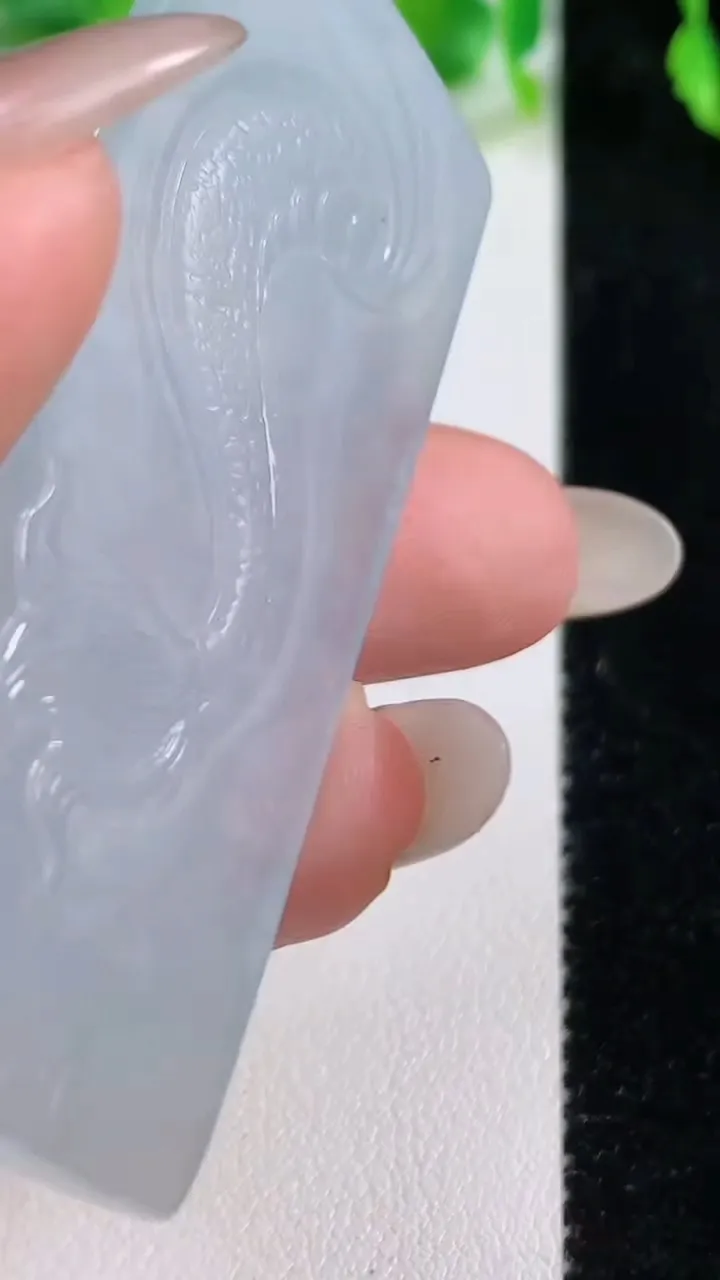 天然A货翡翠龙牌吊坠，尺寸61.3-28.8-6.3，重量:24.07g
10月13日