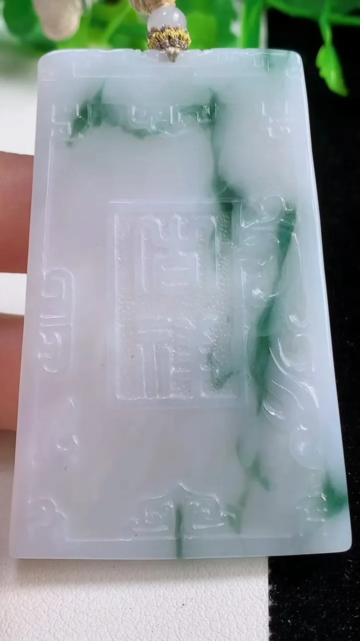 天然A货翡翠飘花仿古无事牌吊坠，尺寸63.3-42.2-5.2，重量:36.50g
10月13日