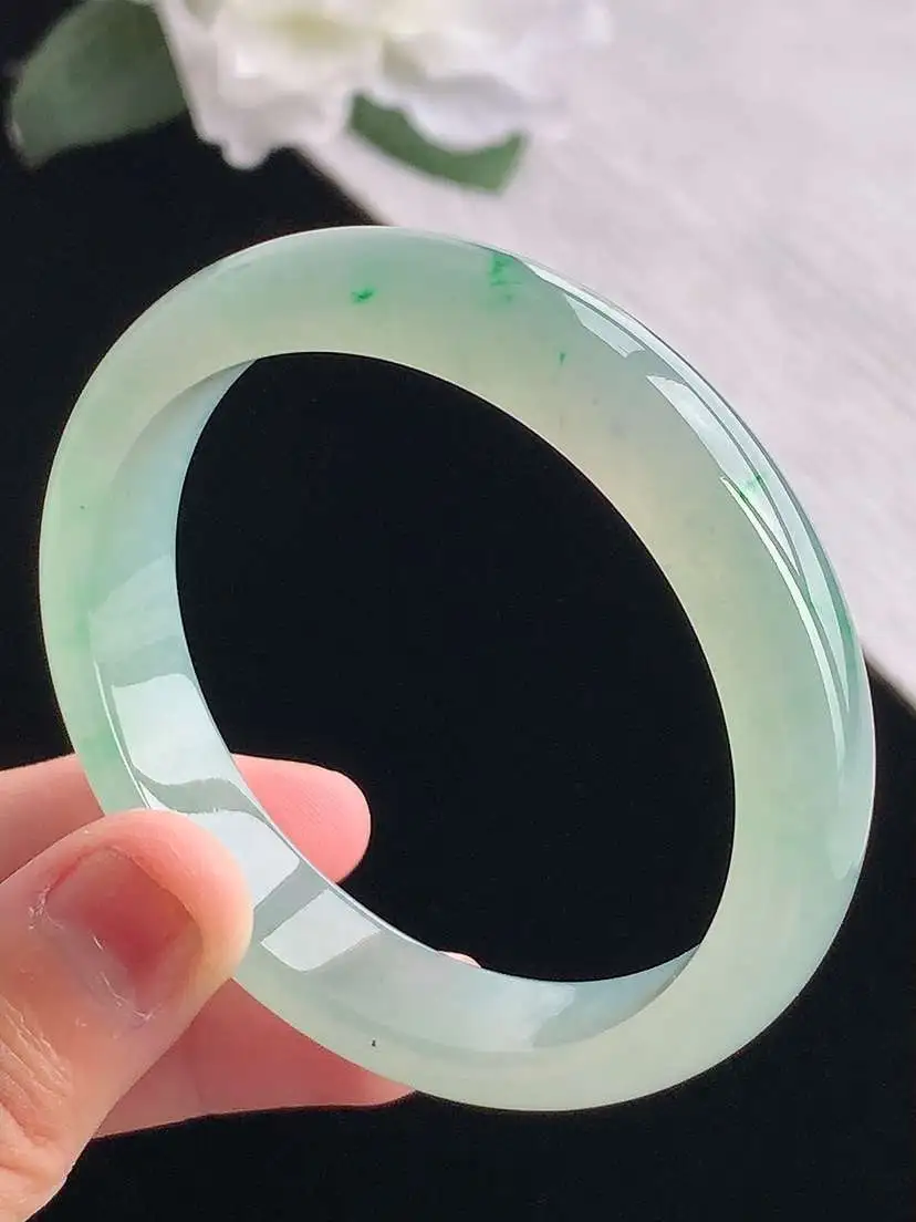 a货翡翠老坑冰种飘绿正装正圈手镯52-53小圈口  尺寸52.8×11.3×6.8mm 重量42.0