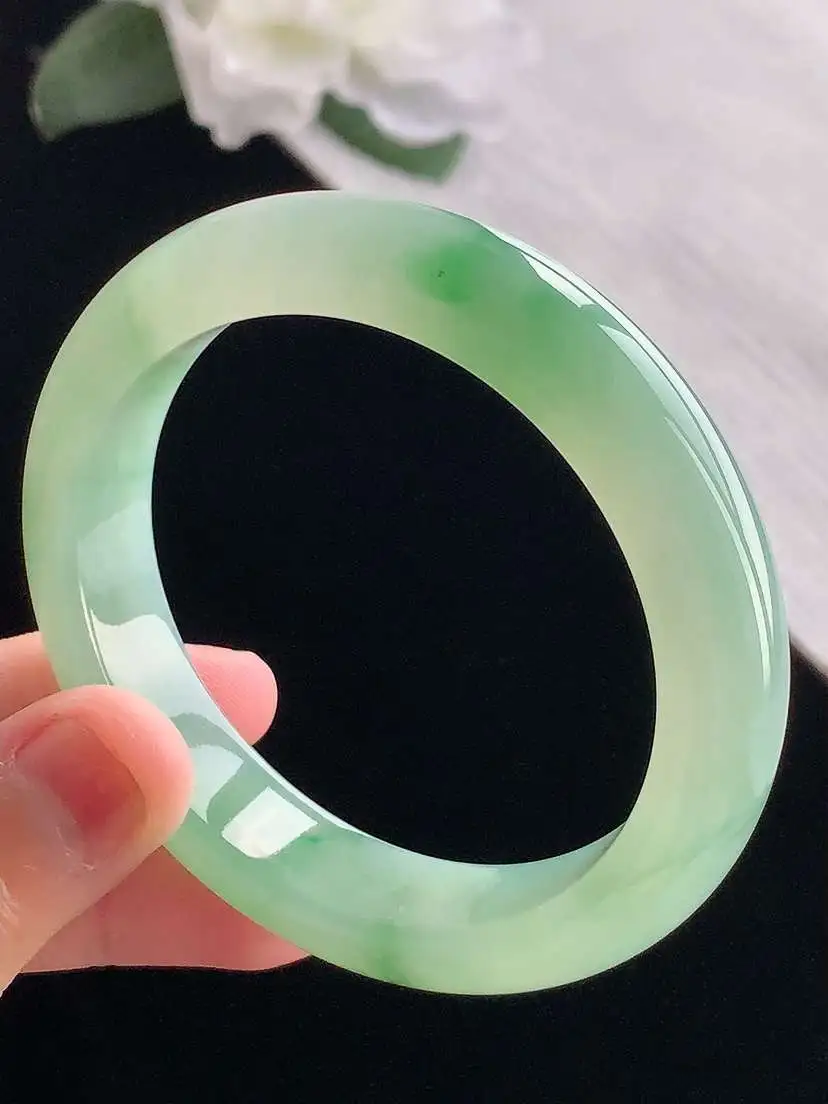 a货翡翠老坑冰种飘绿正装正圈手镯52-53小圈口 尺寸52.8×12×8.2mm 重量53.88g 