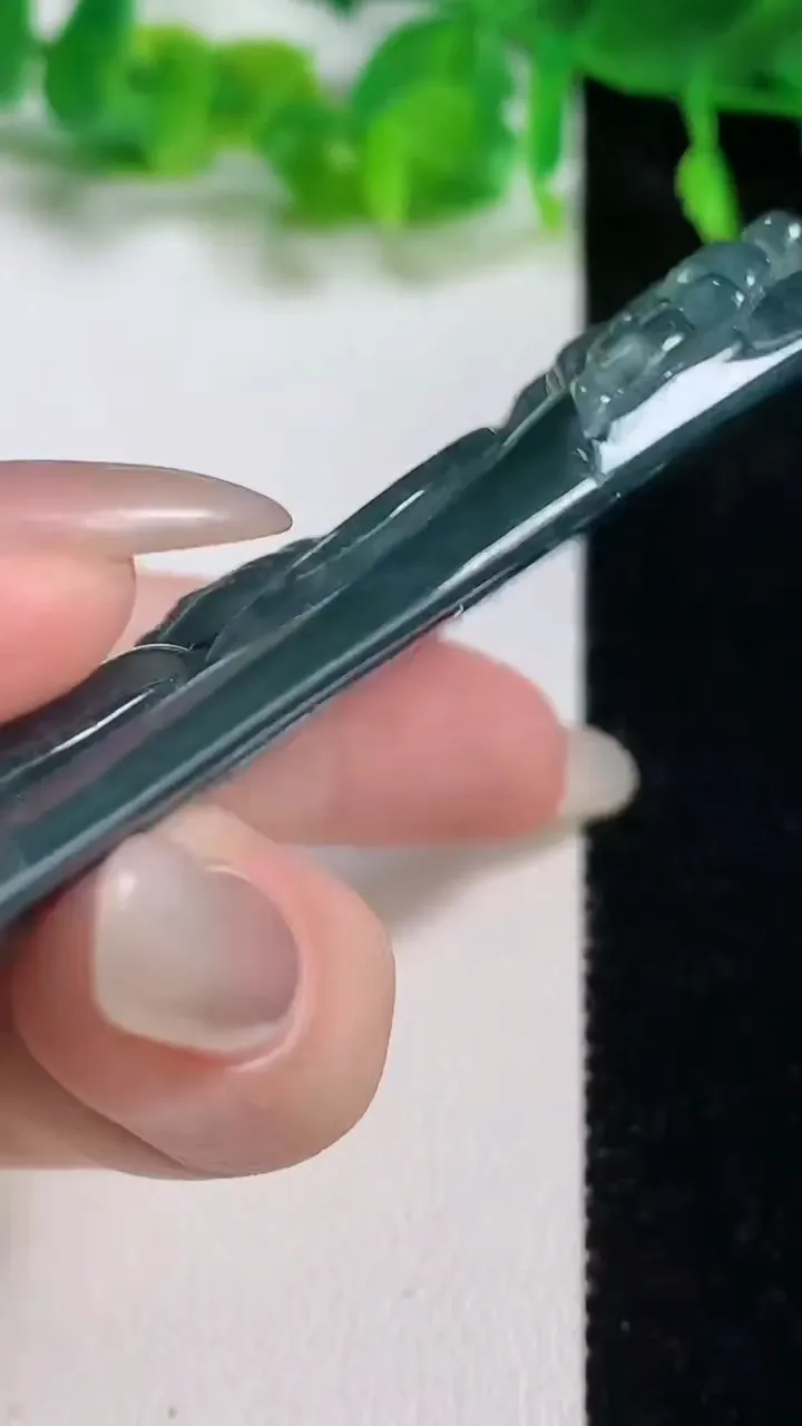 天然A货翡翠不动明王吊坠，尺寸78.2-41-8.9，重量:60.77g
10月13日