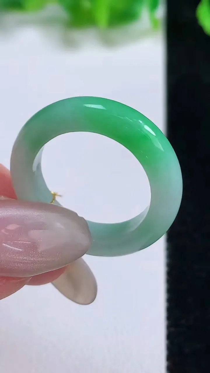 天然A货翡翠指环 戒指，尺寸18.4-5-3.7，重量:4.55g2025年10月13日
工厂直销收藏佳品,种好水足，色泽均匀，有种有色，上手高大气！