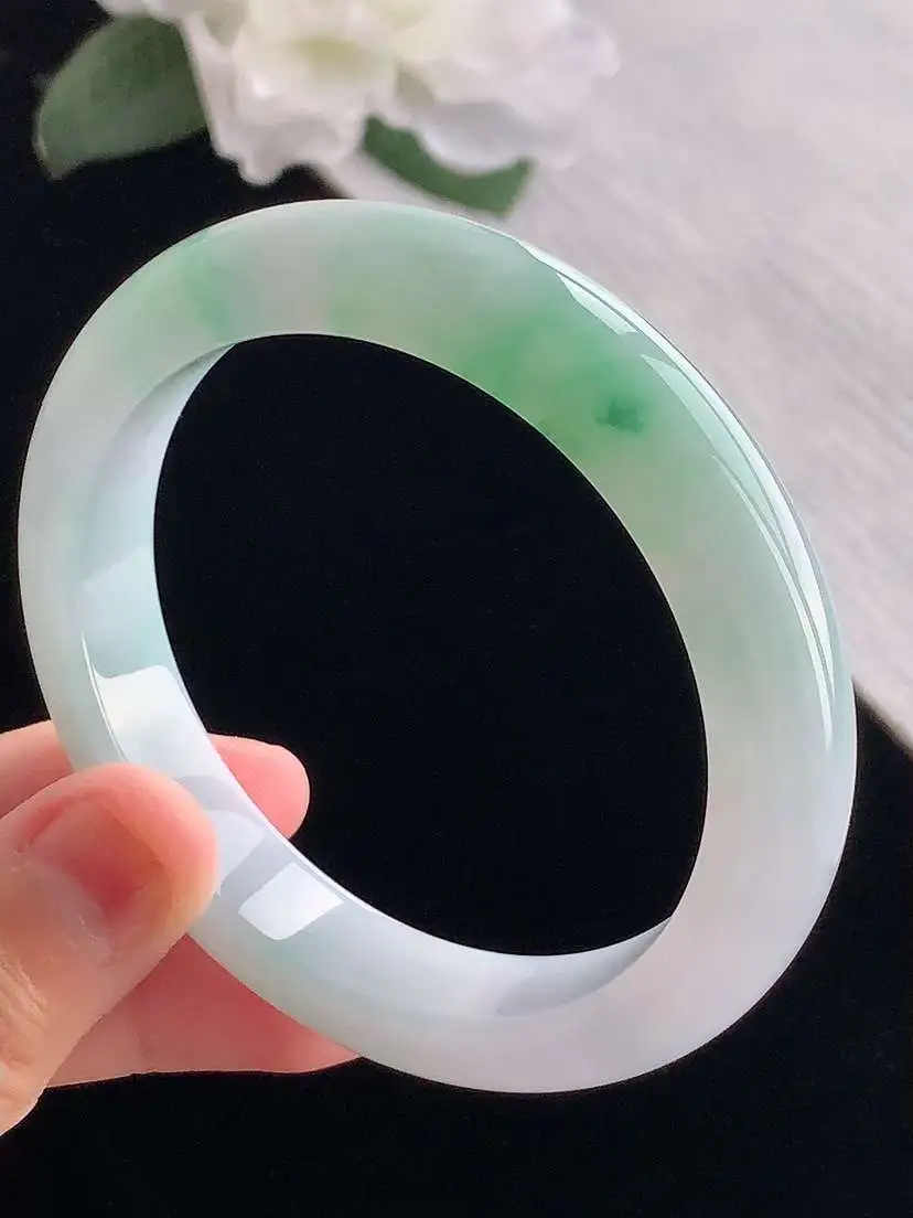 a货翡翠老坑冰种飘绿正装正圈手镯56-57圈口  尺寸56×11.3×8.3mm 重量55.35g 