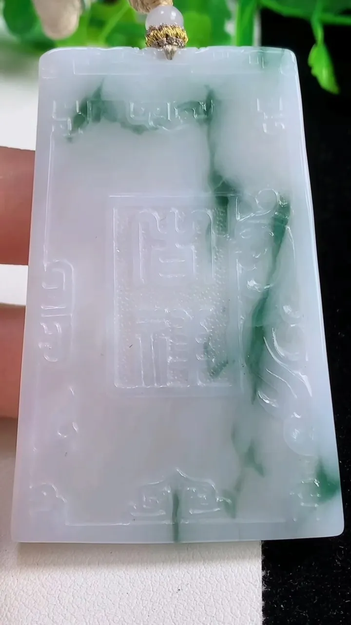 天然A货翡翠飘花仿古无事牌吊坠，尺寸63.3-42.2-5.2，重量:36.50g
10月13日
