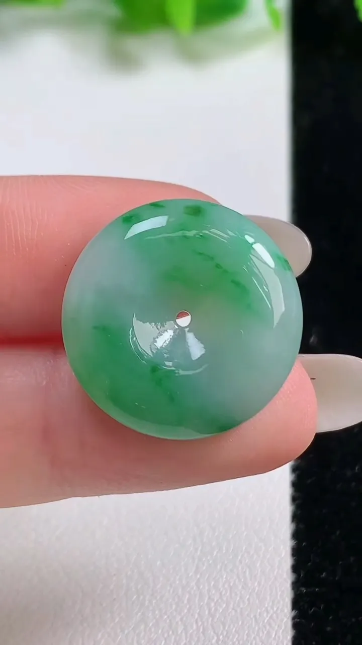 天然A货翡翠平安扣吊坠，尺寸21-5.5，重量:4.80g
10月13日