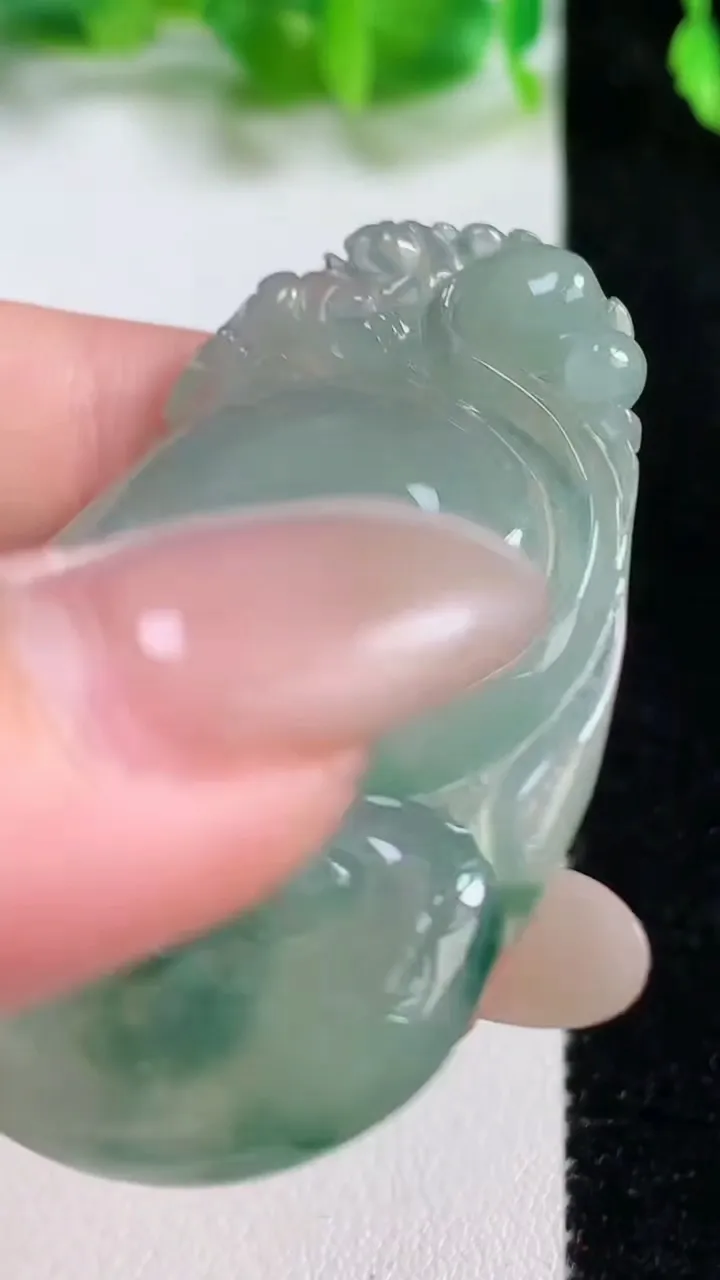 天然A货翡翠冰种飘花如意吊坠，尺寸49.2-31.6-5.2，重量:15.84g
10月13日