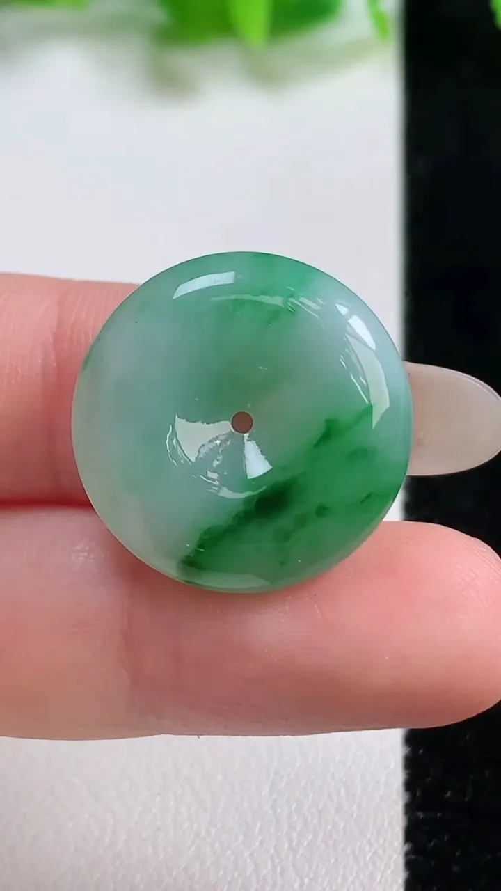 天然A货翡翠平安扣吊坠，尺寸21-5.5，重量:4.80g
10月13日